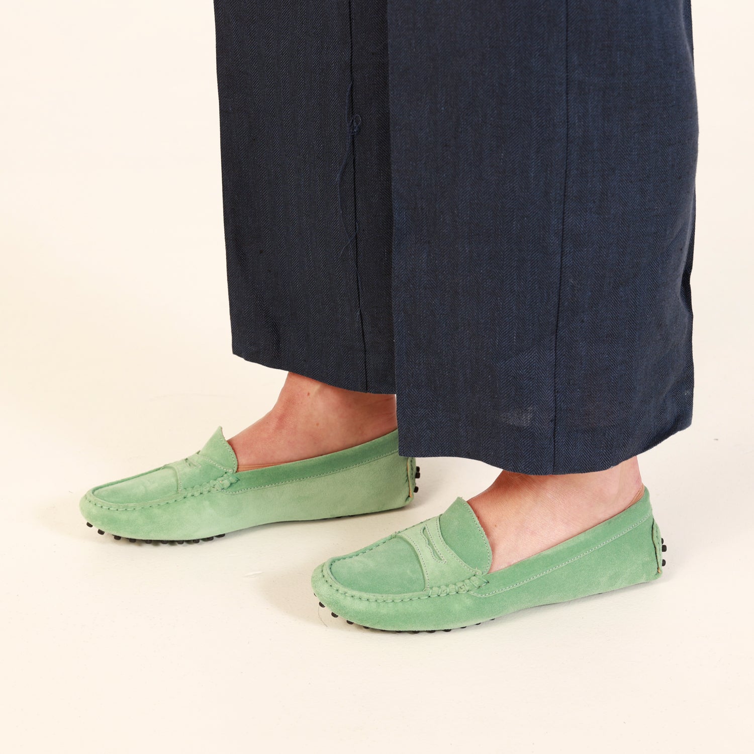 Mocassino da donna scamosciato verde, modello gommino. Prodotto in Italia.