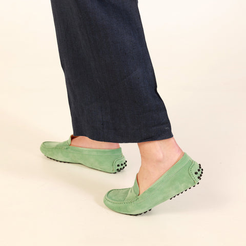 Mocassino da donna scamosciato verde, modello gommino. Prodotto in Italia.