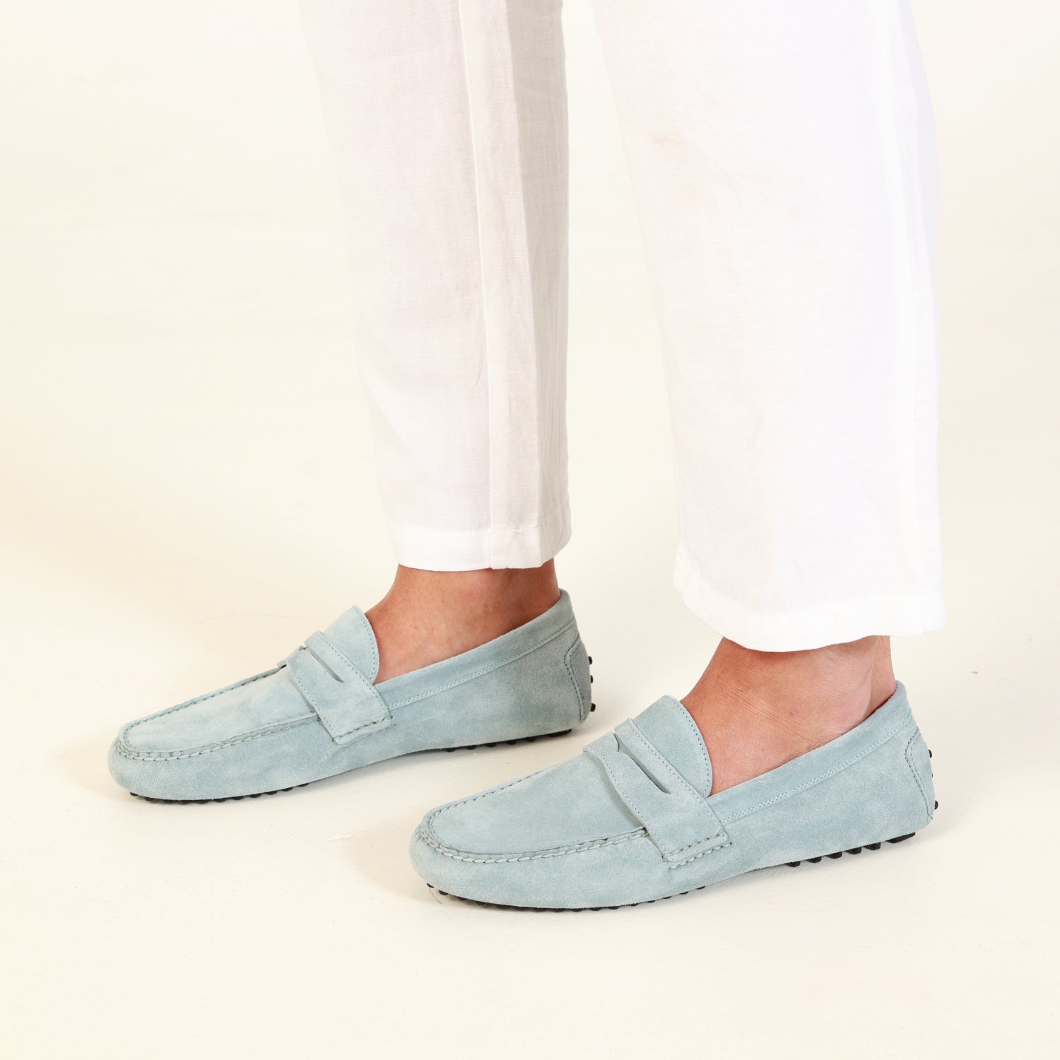 Mocassino da uomo scamosciato azzurro, modello gommino. Prodotto in Italia.