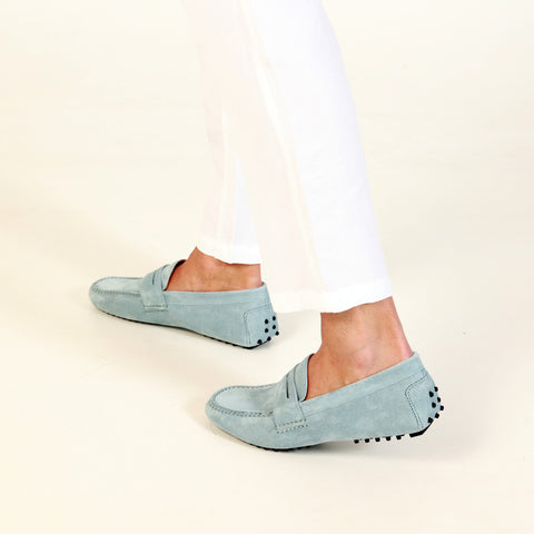 Mocassino da uomo scamosciato azzurro, modello gommino. Prodotto in Italia.