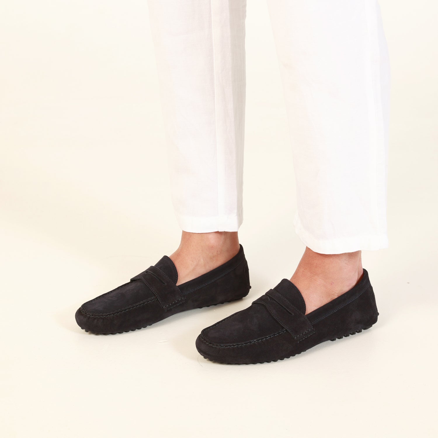 Mocassino da uomo scamosciato blu, modello gommino, prodotto in Italia.