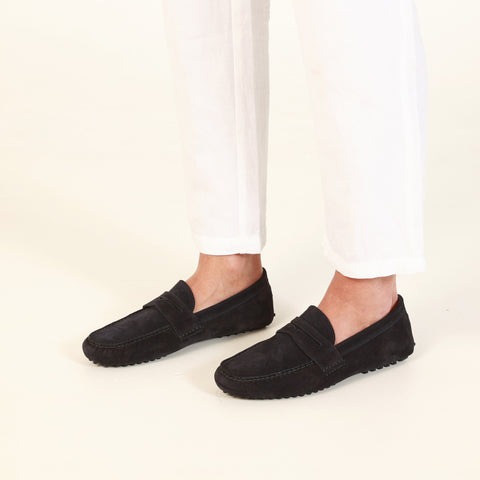 Mocassino da uomo scamosciato blu, modello gommino, prodotto in Italia.