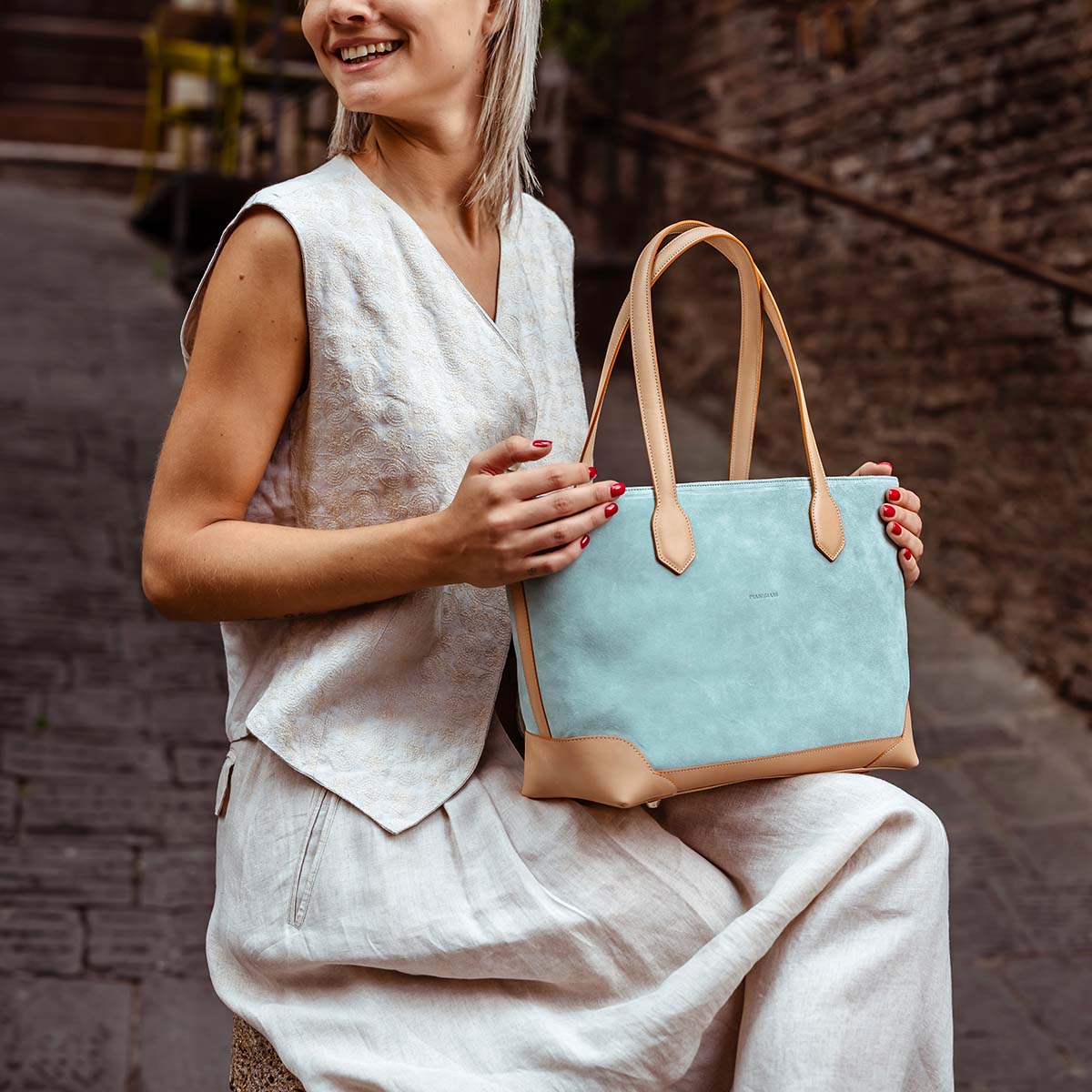 My bag piccola, borsa da donna in pelle scamosciata celeste con rifiniture in cuoio, Pianigiani.