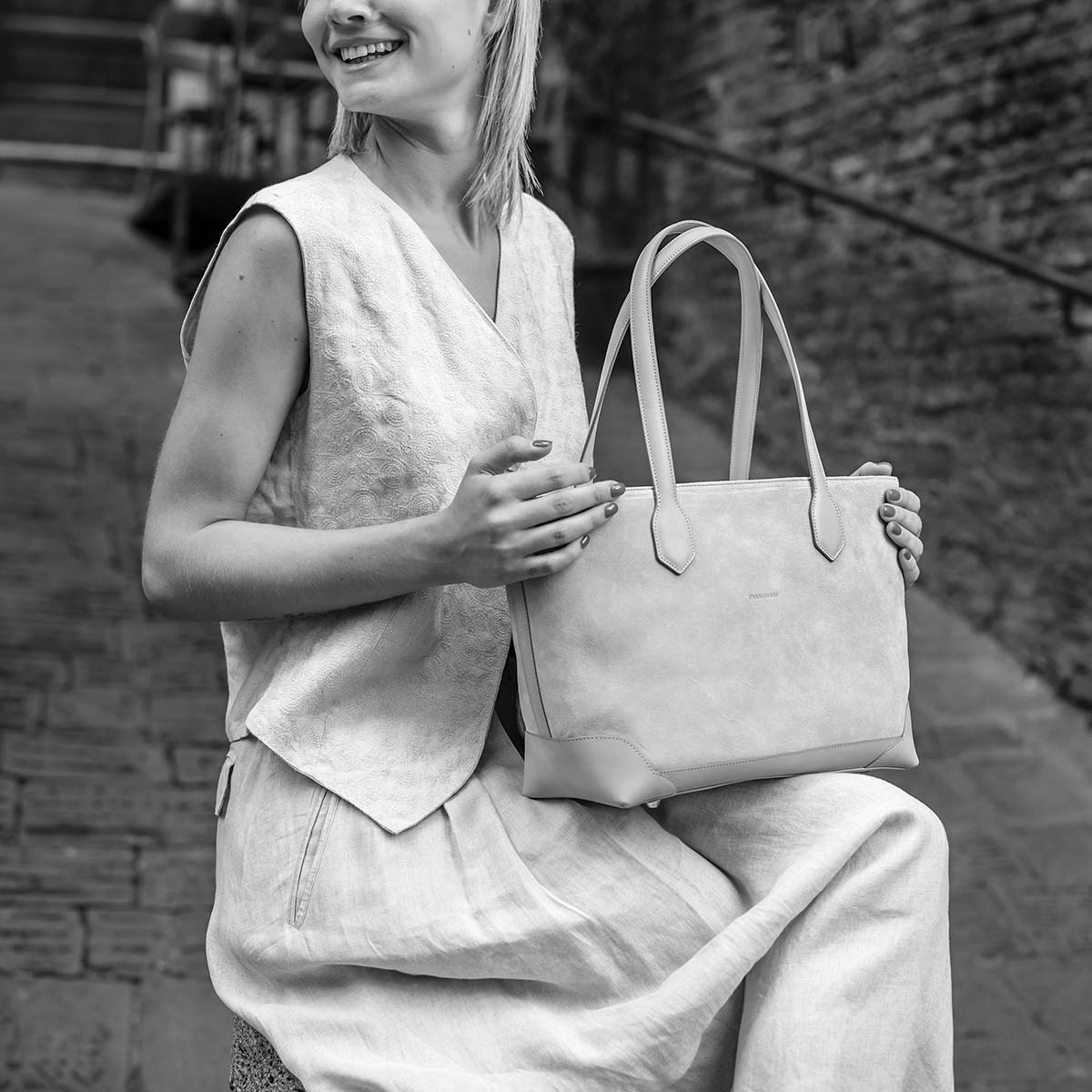 My bag piccola, borsa da donna in pelle scamosciata lilla con rifiniture in cuoio, da portare a mano o a spalla, realizzata artigianalmente da Pianigiani Bags.