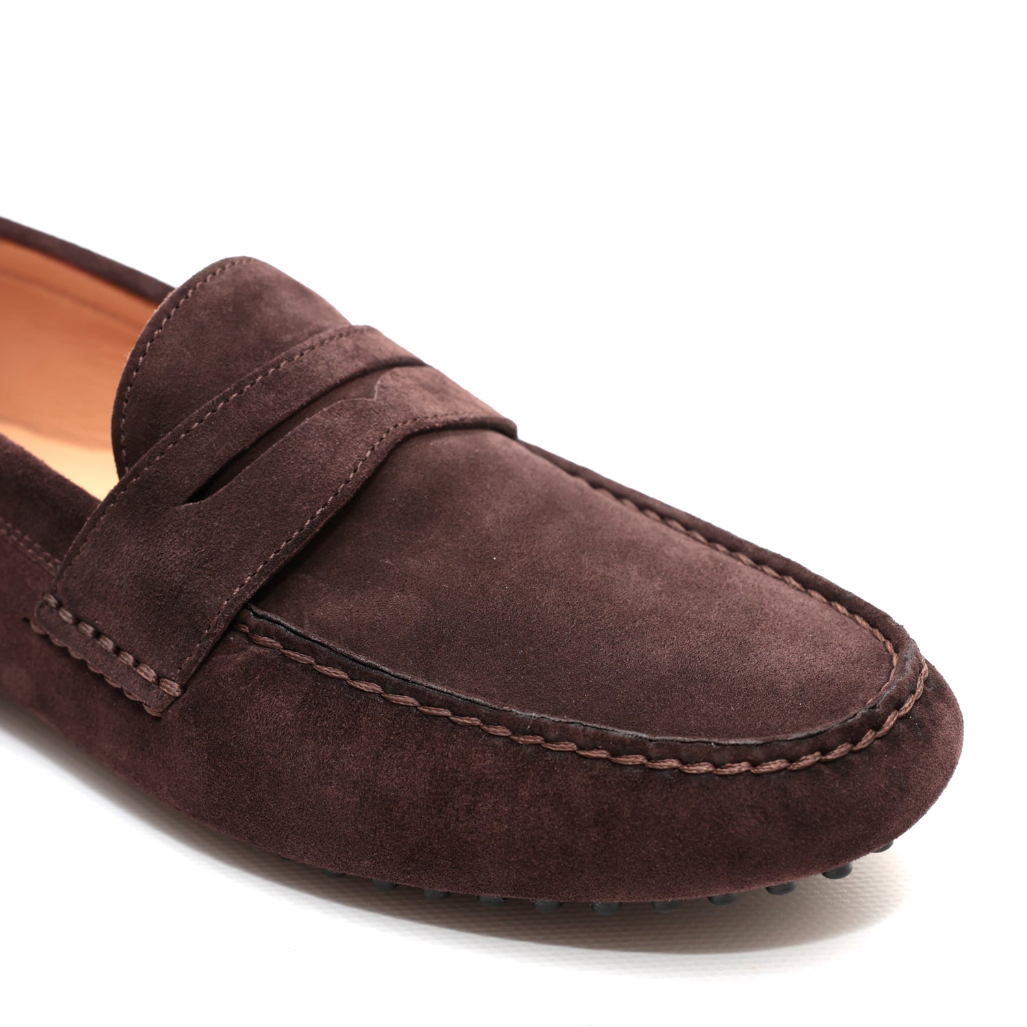 Mocassino da uomo scamosciato marone scuro, modello gommino, prodotto in Italia.