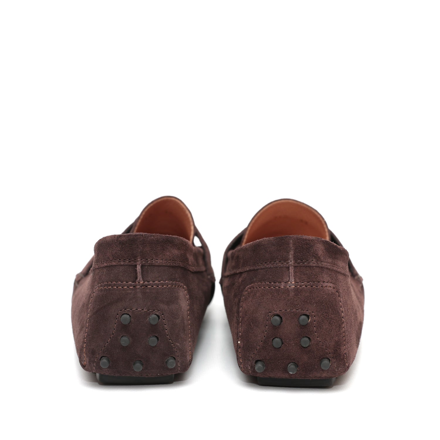 Mocassino da uomo scamosciato marone scuro, modello gommino, prodotto in Italia.