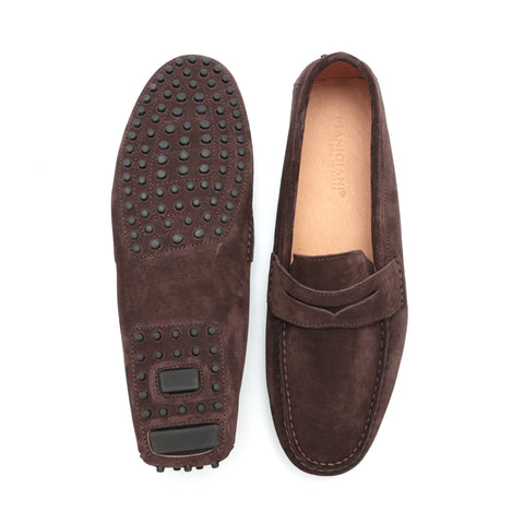 Mocassino da uomo scamosciato marone scuro, modello gommino, prodotto in Italia.