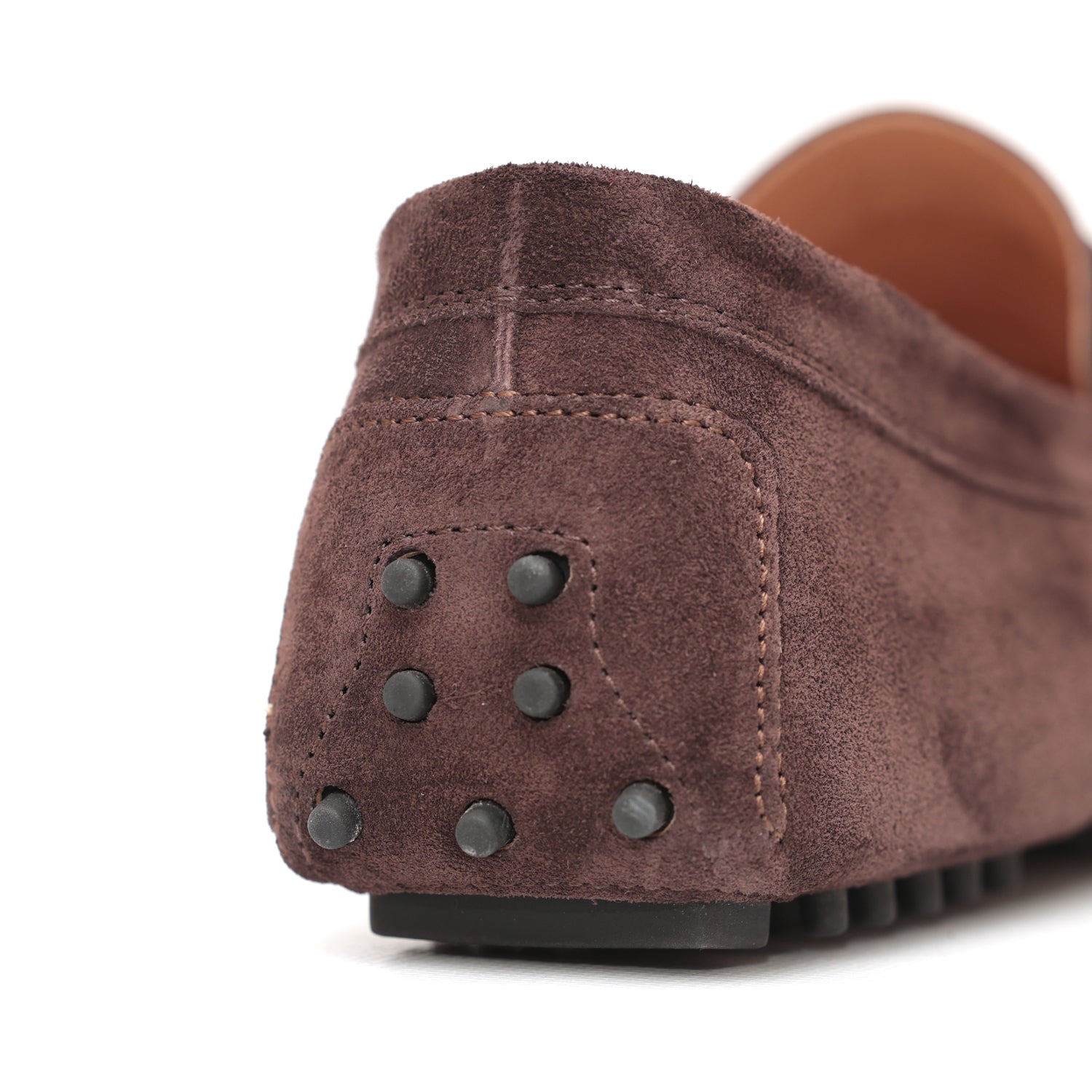 Mocassino da uomo scamosciato marone scuro, modello gommino, prodotto in Italia.