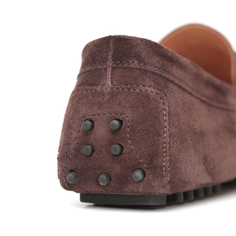 Mocassino da uomo scamosciato marone scuro, modello gommino, prodotto in Italia.