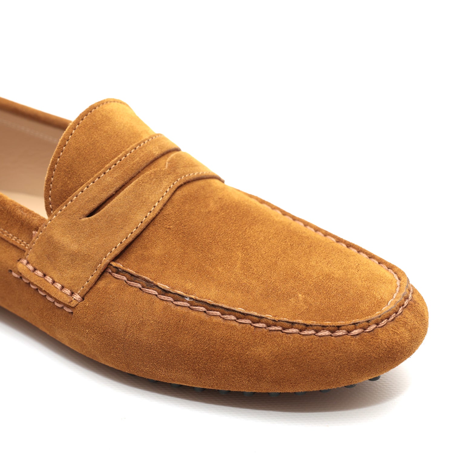 Mocassino da uomo scamosciato marone scuro, modello gommino, prodotto in Italia.