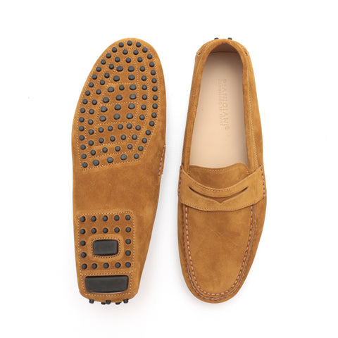 Mocassino da uomo scamosciato marone scuro, modello gommino, prodotto in Italia.