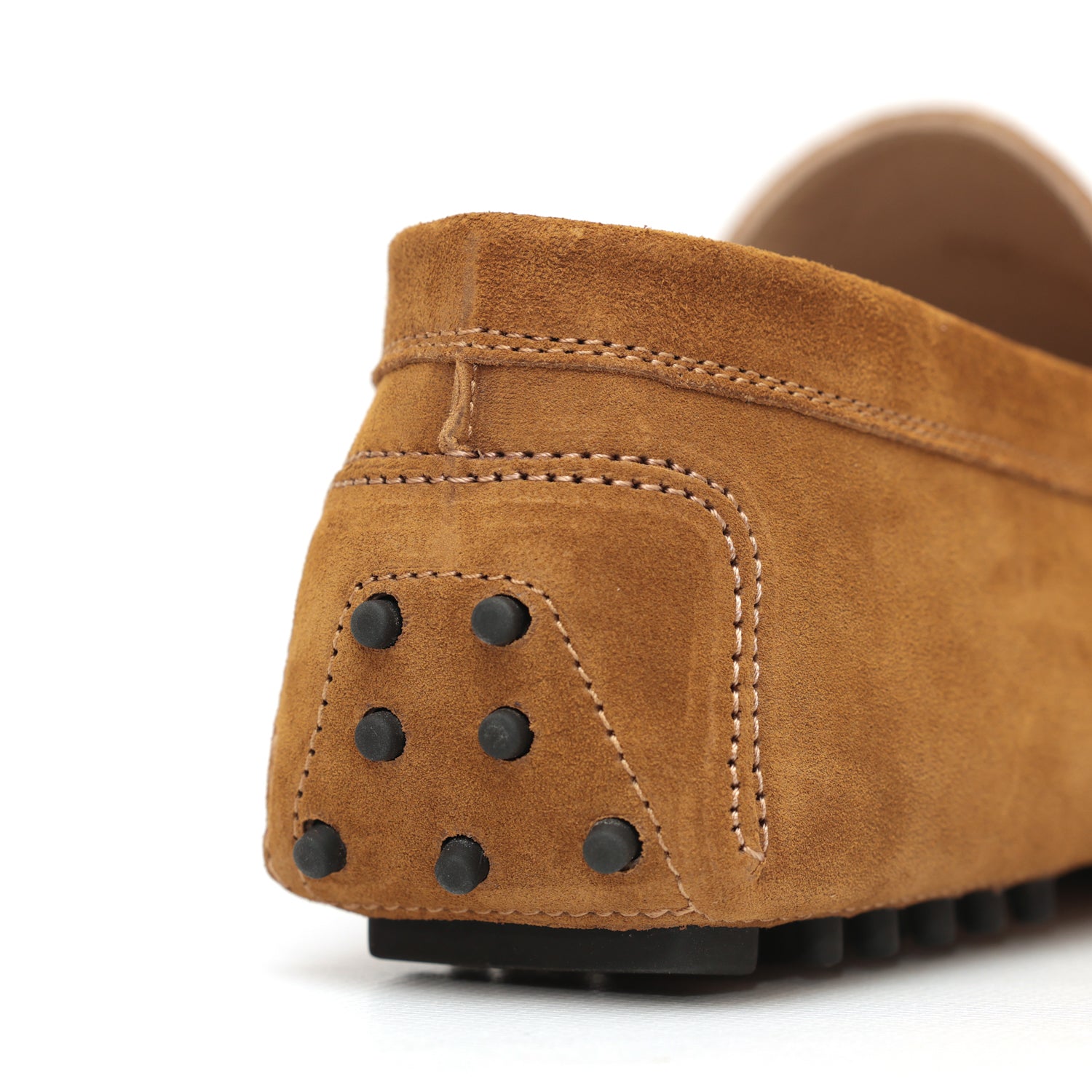 Mocassino da uomo scamosciato marone scuro, modello gommino, prodotto in Italia.