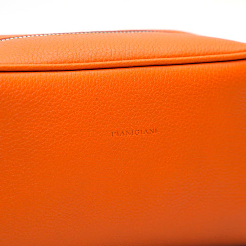 Pochette da viaggio Ball L in pelle martellata arancio prodotta in Italia da Pianigiani bags