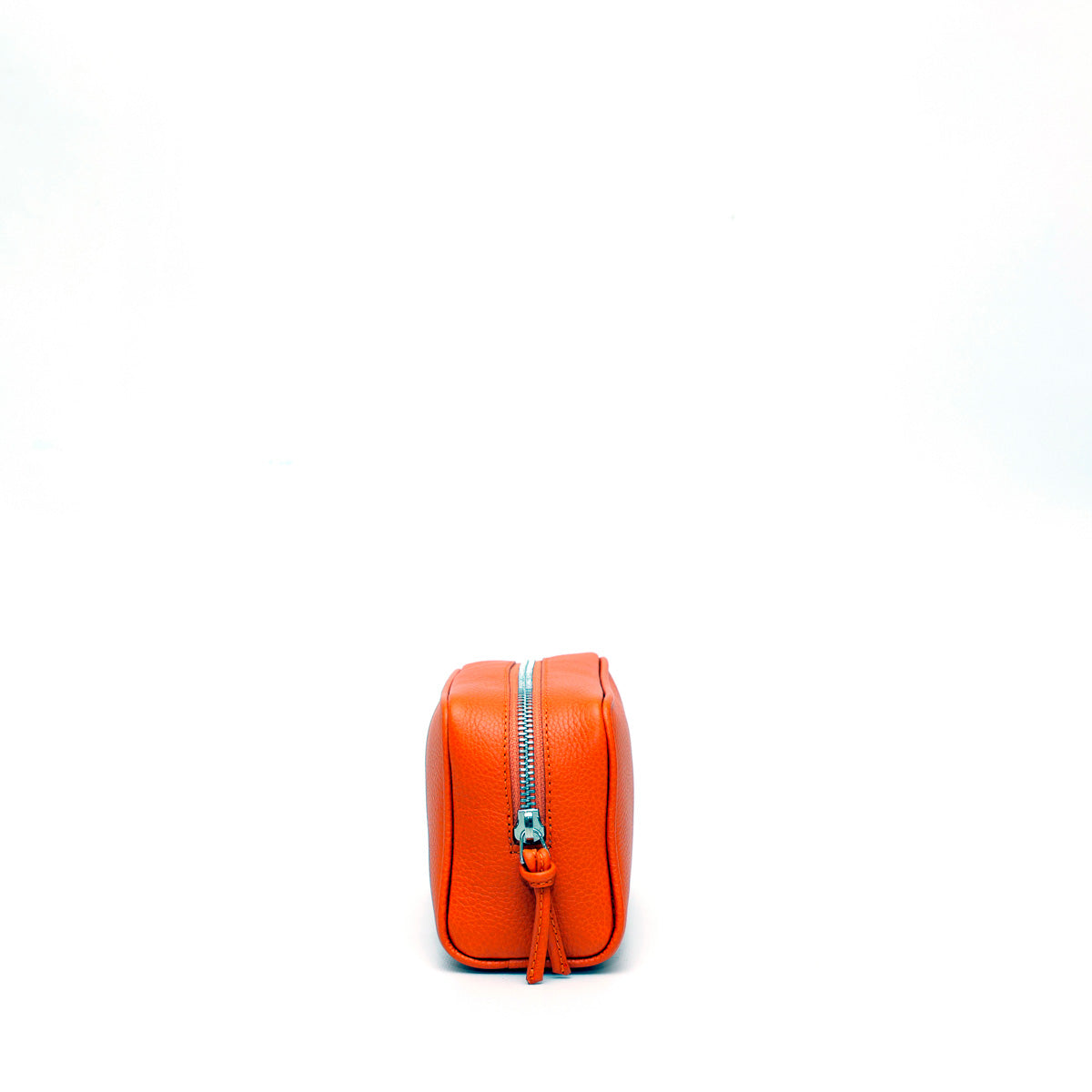 Pochette da viaggio Ball S in pelle martellata arancio prodotta in Italia da Pianigiani bags