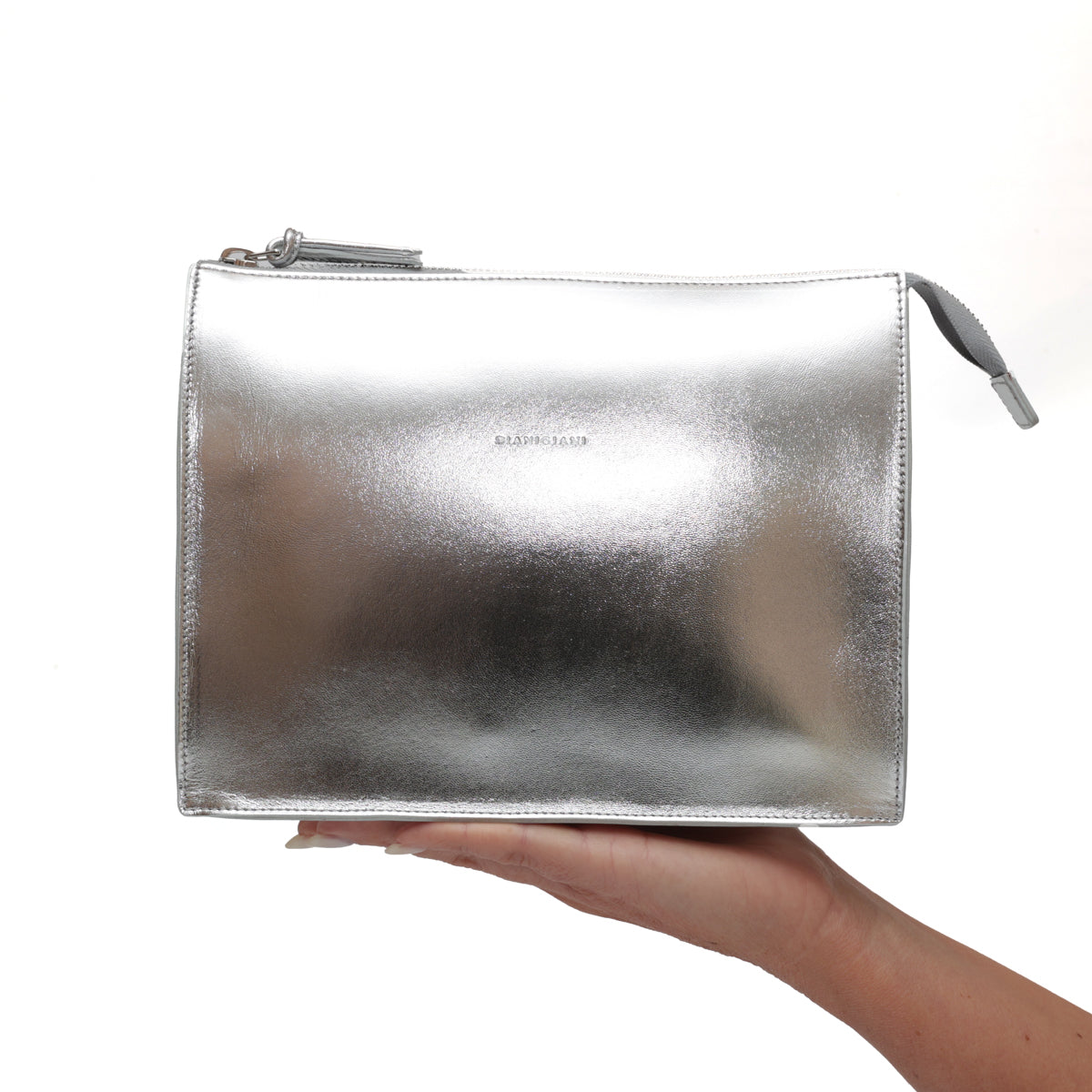 Pocket grande in pelle liscia argento, pochette da viaggio e per uso quotidiano, realizzata da Pianigiani Bags.