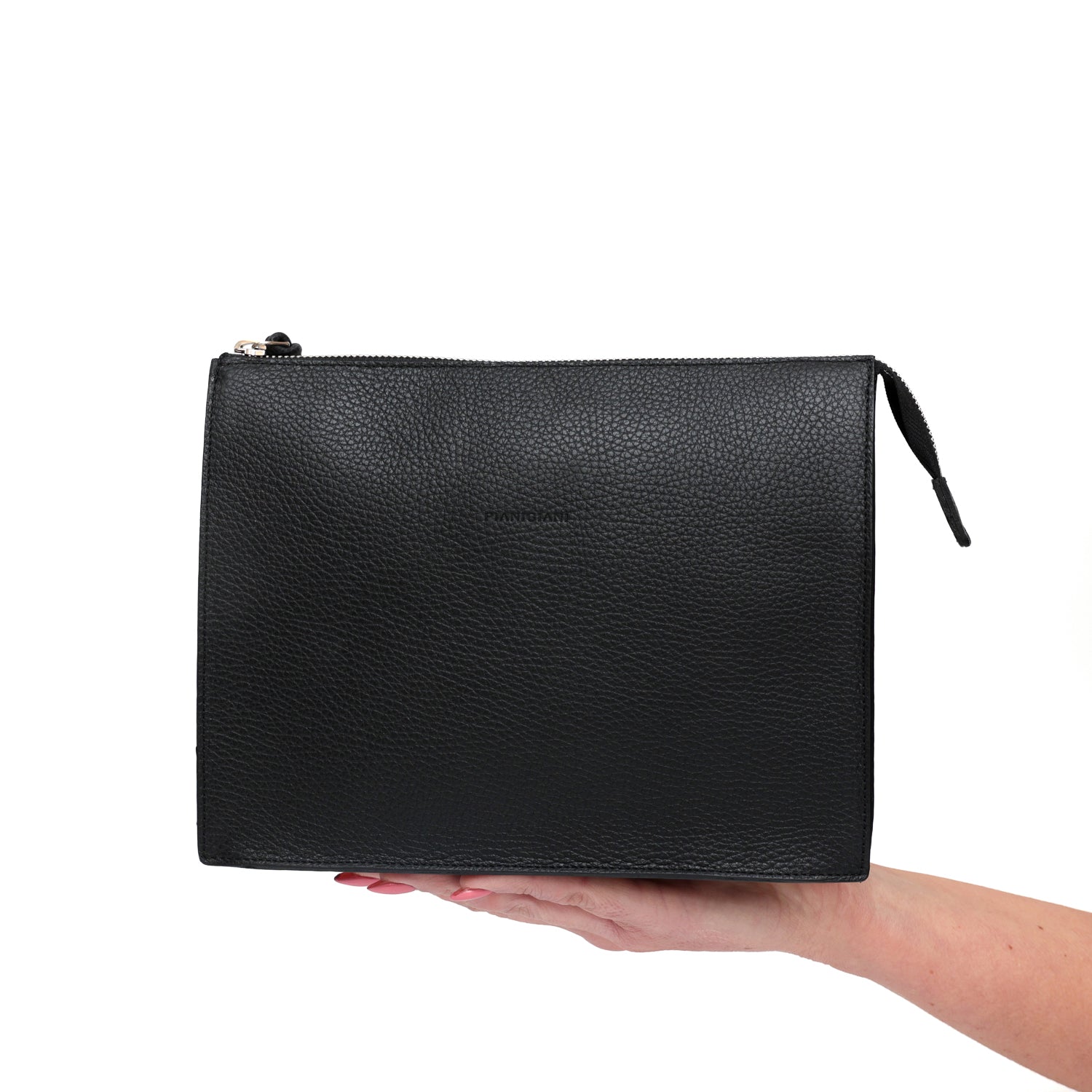 Pocket grande in pelle martellata nera, pochette da viaggio e per uso quotidiano, realizzata da Pianigiani Bags.