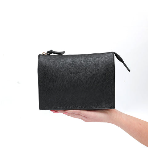 Pocket media in pelle martellata nera, pochette da viaggio e per uso quotidiano, realizzata da Pianigiani Bags.