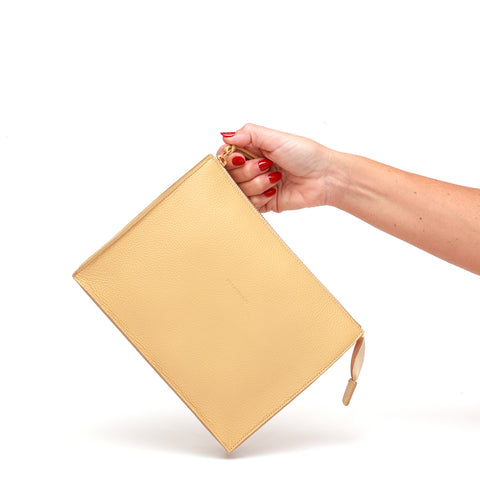 Pocket grande in pelle martellata burro, pochette da viaggio e per uso quotidiano, realizzata da Pianigiani Bags.