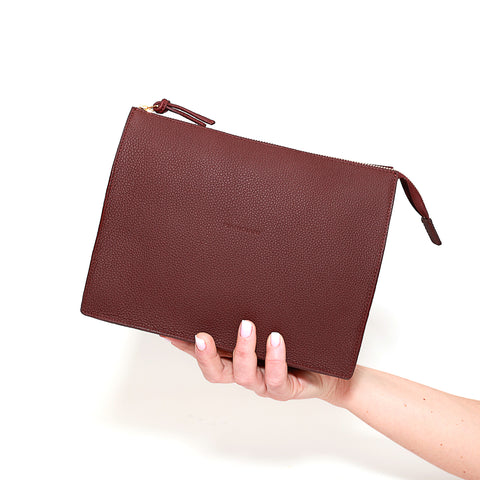 Pocket grande in pelle martellata mosto pochette da viaggio e per uso quotidiano, realizzata da Pianigiani Bags.