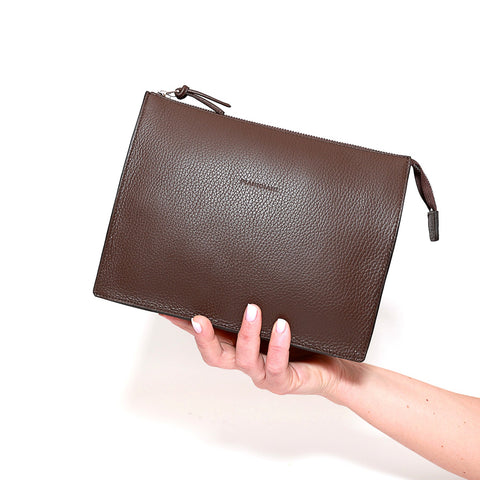 Pocket grande in pelle martellata tabacco, pochette da viaggio e per uso quotidiano, realizzata da Pianigiani Bags.