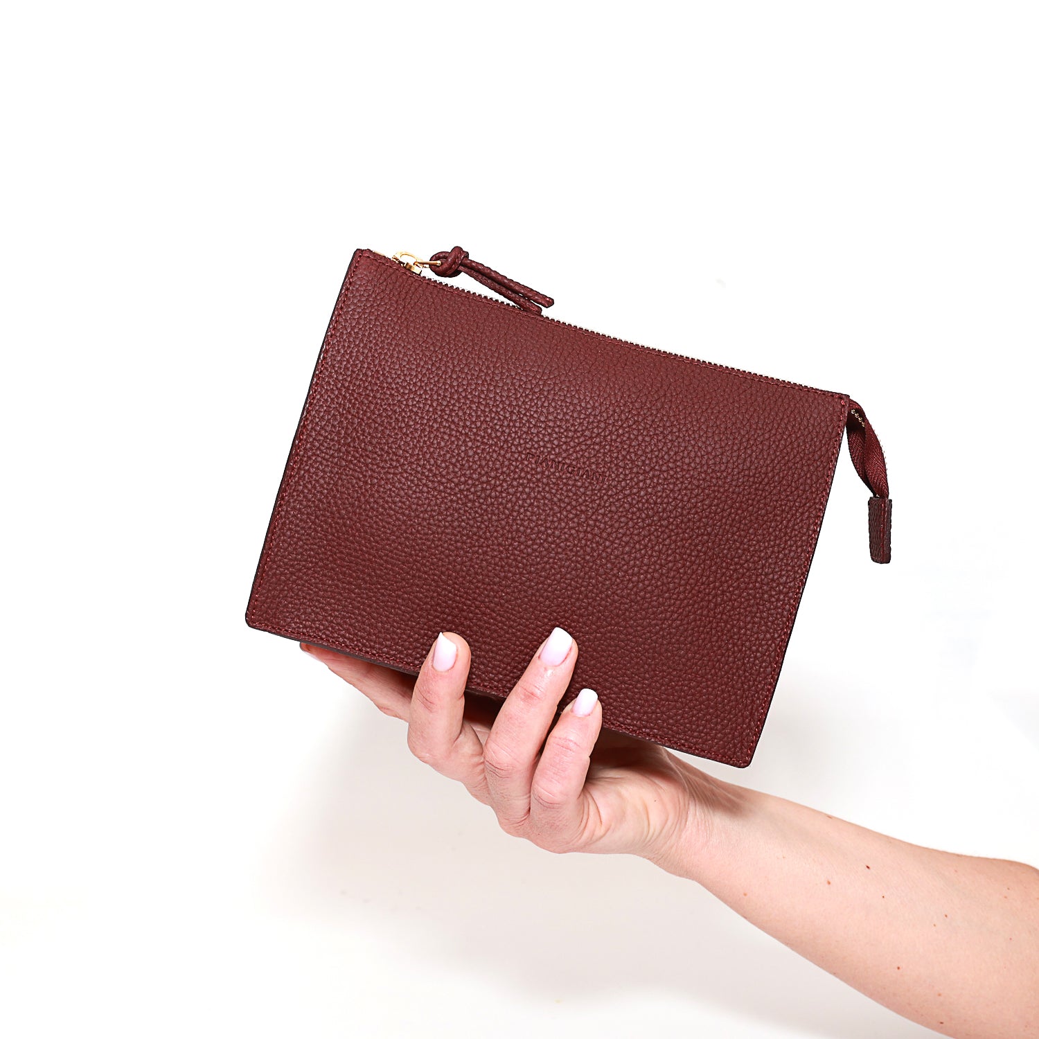 Pocket media in pelle martellata mosto pochette da viaggio e per uso quotidiano, realizzata da Pianigiani Bags.