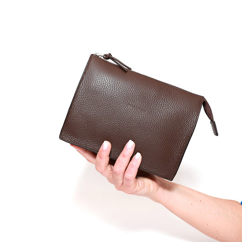 Pocket media in pelle martellata tabacco pochette da viaggio e per uso quotidiano, realizzata da Pianigiani Bags.