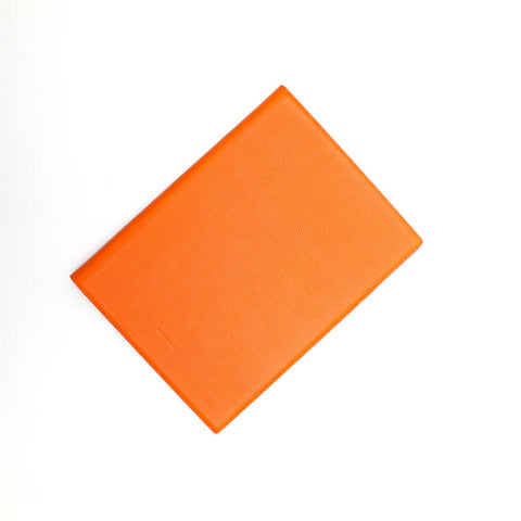 Portablocco formato A4 in pelle martellata arancione. Prodotto a mano da Pianigiani bags