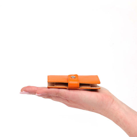 Portafoglio Cara - modello compatto in pelle arancio con tasca per banconote, quattro carte e portamonete, chiusura con clip by Pianigiani