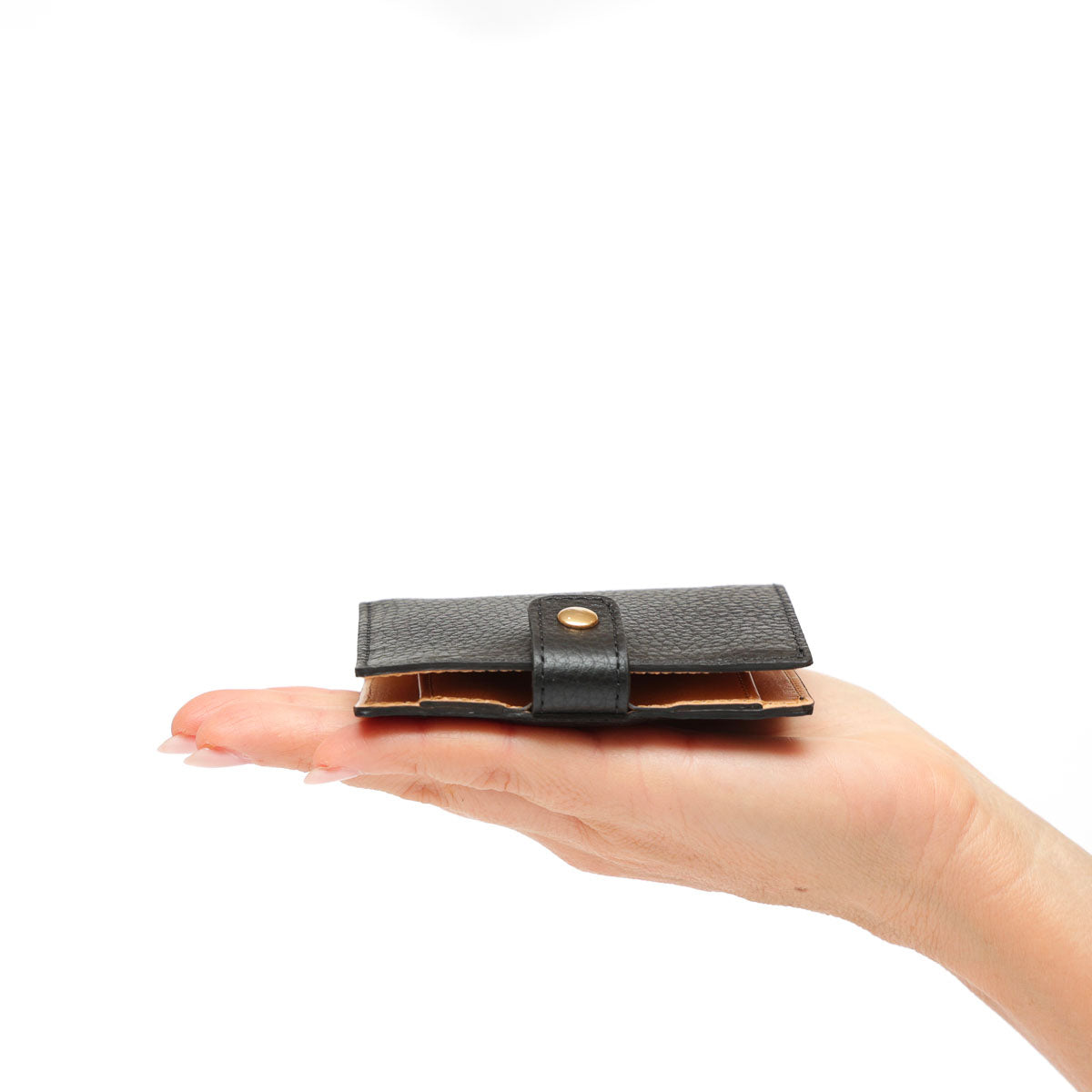 Portafoglio Cara con bottone automatico in pelle martellata nera, prodotto da Pianigiani bags