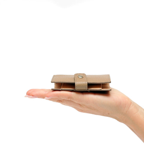 Portafoglio Cara,con bottone automatico in pelle martellata taupe, prodotto da Pianigiani bags