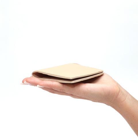 Portafoglio da uomo in pelle martellata beige con spazio per banconote, 6 carte di credito, documenti , prodotto da Pianigiani Bags