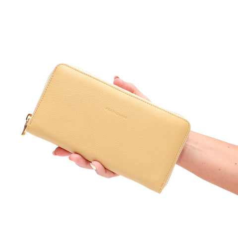 Portafoglio da donna in pelle martellata caramello, chiusura laterale con zip, interno in cuoio naturale, prodotto da Pianigiani.