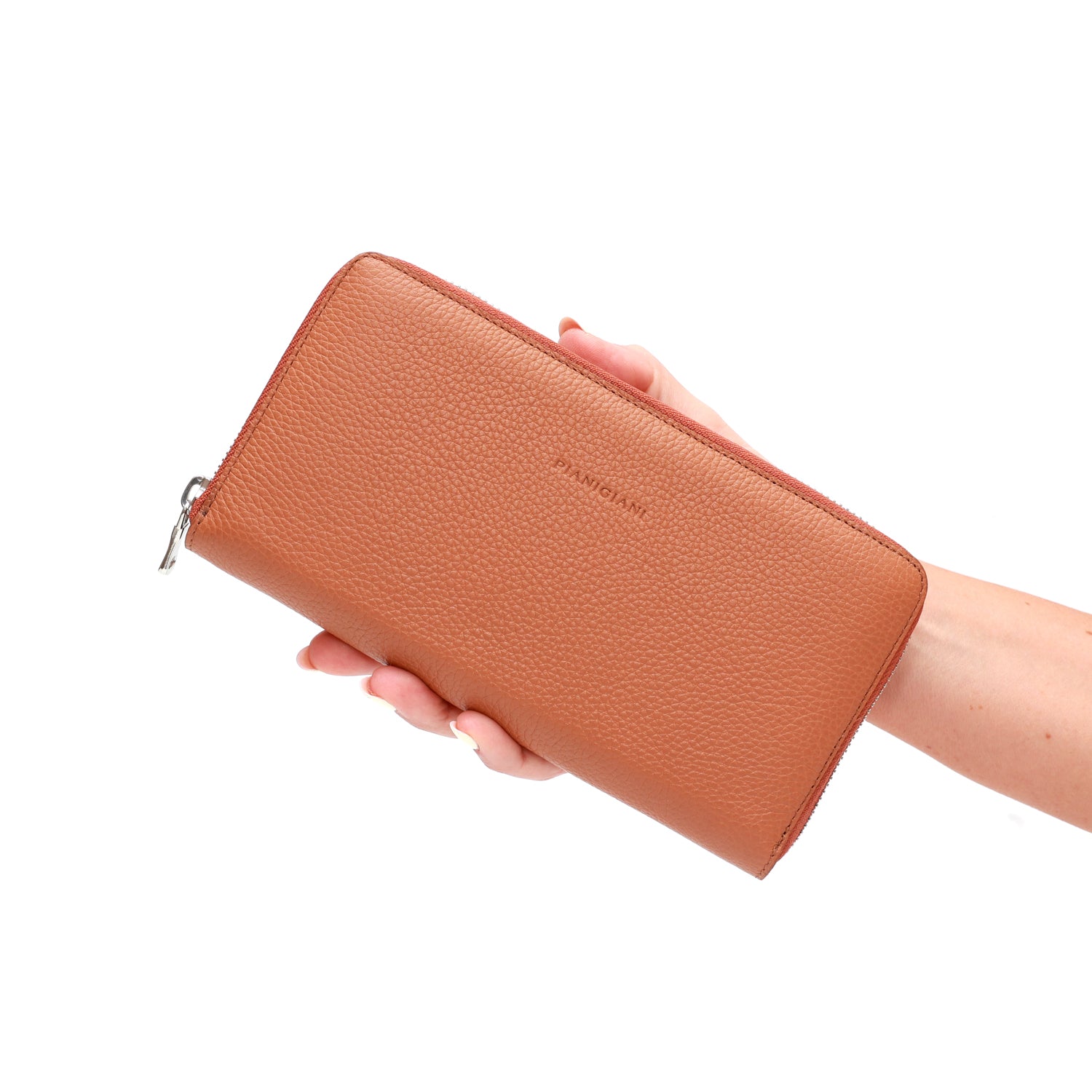 Portafoglio da donna in pelle martellata caramello, chiusura laterale con zip, interno in cuoio naturale, prodotto da Pianigiani.
