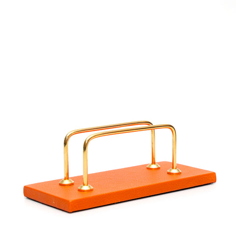 Set da scrivania in pelle arancione formato da sottomano,porta penne, taglia carte e porta lettere,prodotto da Pianigiani bags.