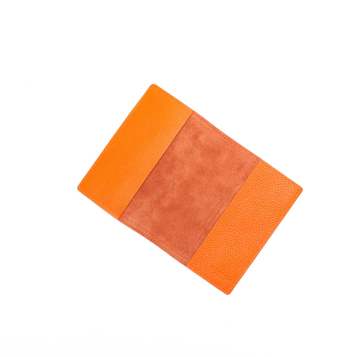 Porta passaporto in pelle martellata arancione, prodotto da Pianigiani Bags.