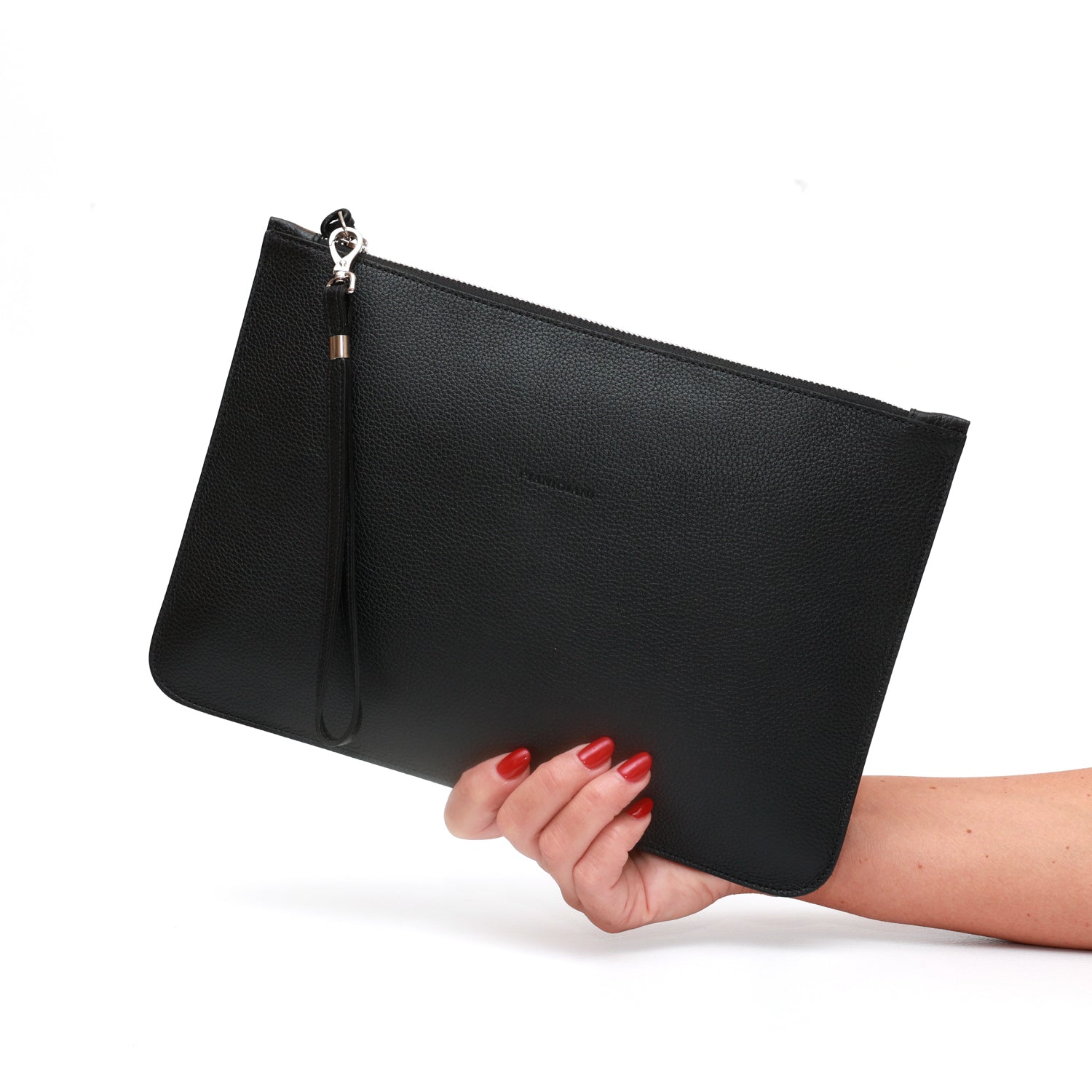Rose, borsa a mano con polsino e chiusura zip in pelle nera, prodotta da Pianigiani Bags in Italia.