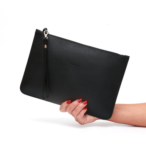 Rose, borsa a mano con polsino e chiusura zip in pelle nera, prodotta da Pianigiani Bags in Italia.