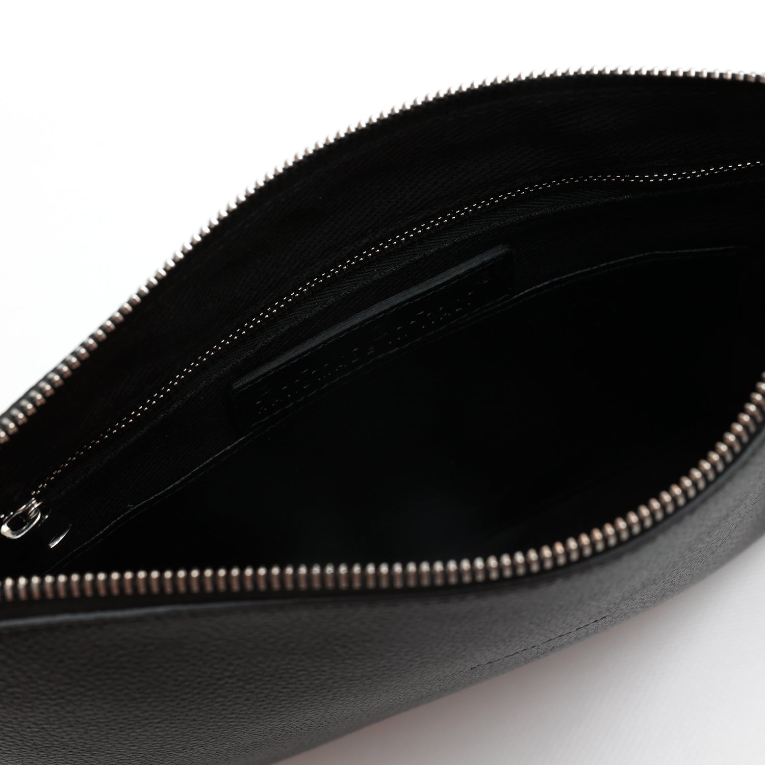 Rose, borsa a mano con polsino e chiusura zip in pelle nera, prodotta da Pianigiani Bags in Italia.
