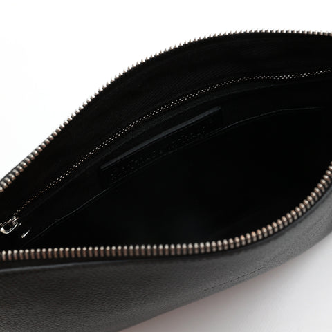 Rose, borsa a mano con polsino e chiusura zip in pelle nera, prodotta da Pianigiani Bags in Italia.