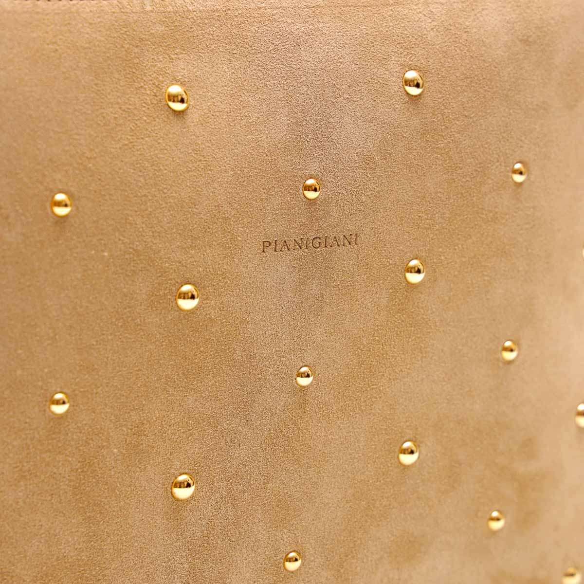 Rose bag, borsa a mano in pelle scamosciata beige con borchie decorative color oro, prodotta da pianigiani bags