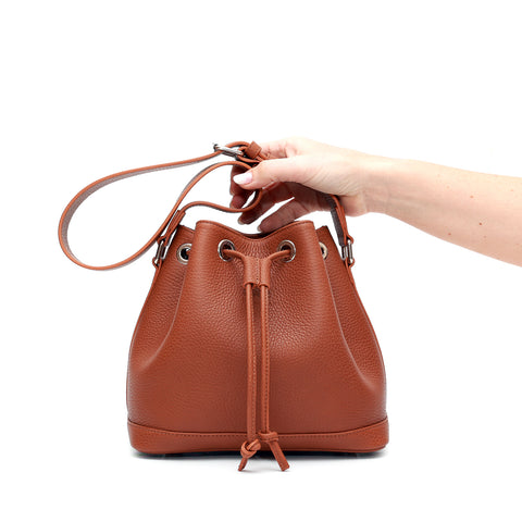 Secchiello in pelle martellata marrone, prodotto da Pianigiani Bags.