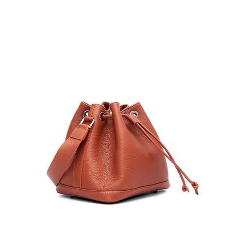 Secchiello in pelle martellata marrone, prodotto da Pianigiani Bags.