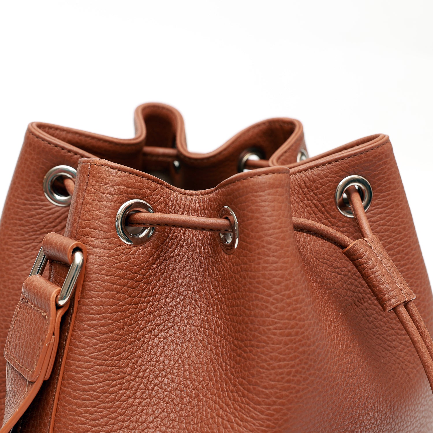 Secchiello in pelle martellata marrone, prodotto da Pianigiani Bags.