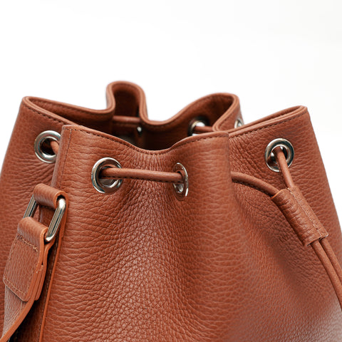 Secchiello in pelle martellata marrone, prodotto da Pianigiani Bags.