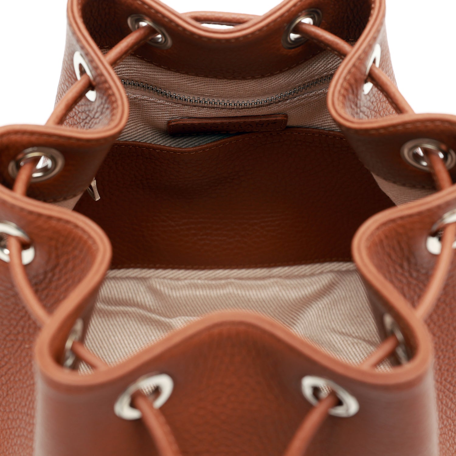 Secchiello in pelle martellata marrone, prodotto da Pianigiani Bags.