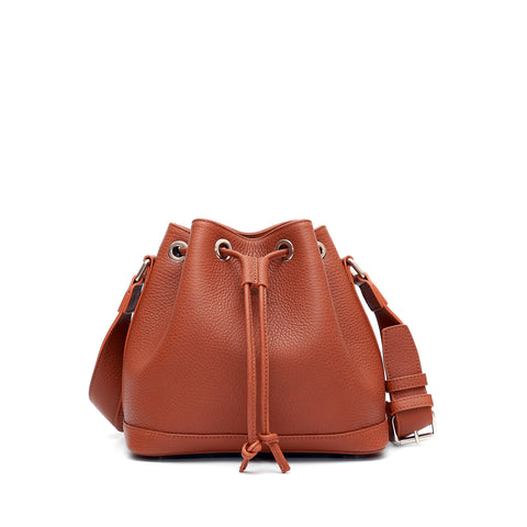 Secchiello in pelle martellata marrone, prodotto da Pianigiani Bags.