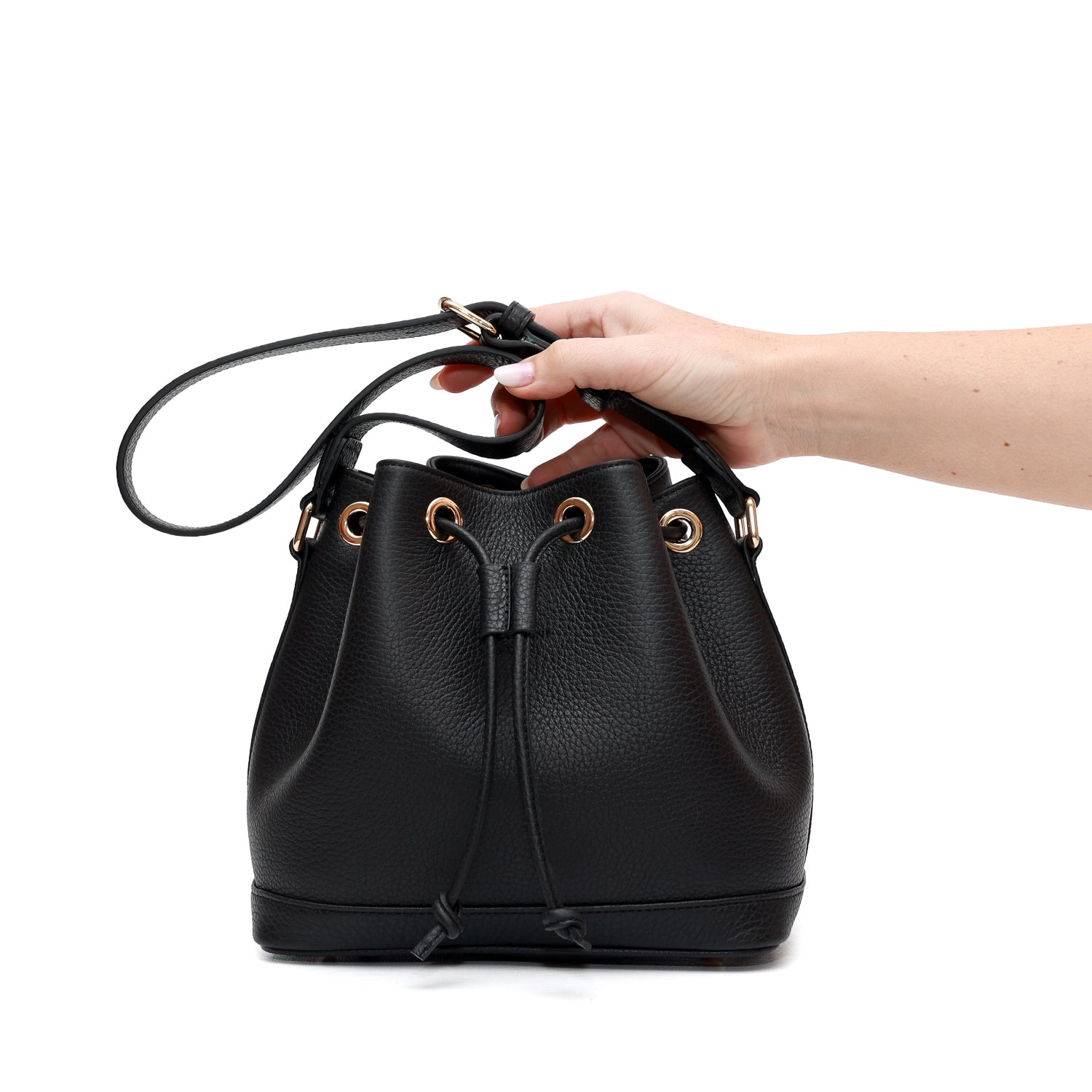 Secchiello in pelle martellata nera, prodotto da Pianigiani Bags.