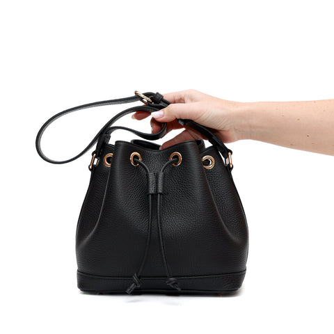 Secchiello in pelle martellata nera, prodotto da Pianigiani Bags.