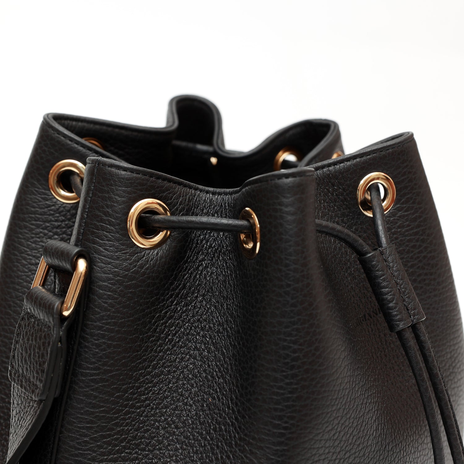 Secchiello in pelle martellata nera, prodotto da Pianigiani Bags.