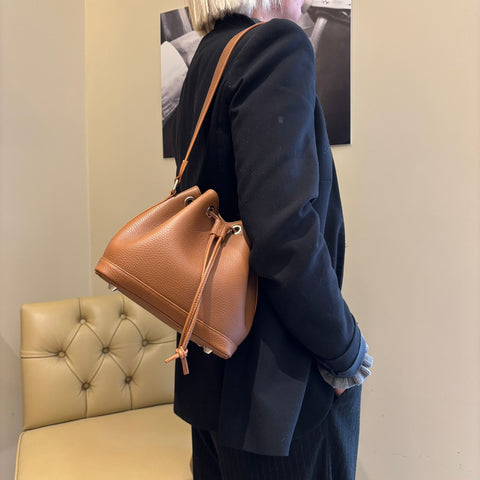 Secchiello in pelle martellata marrone, prodotto da Pianigiani Bags.